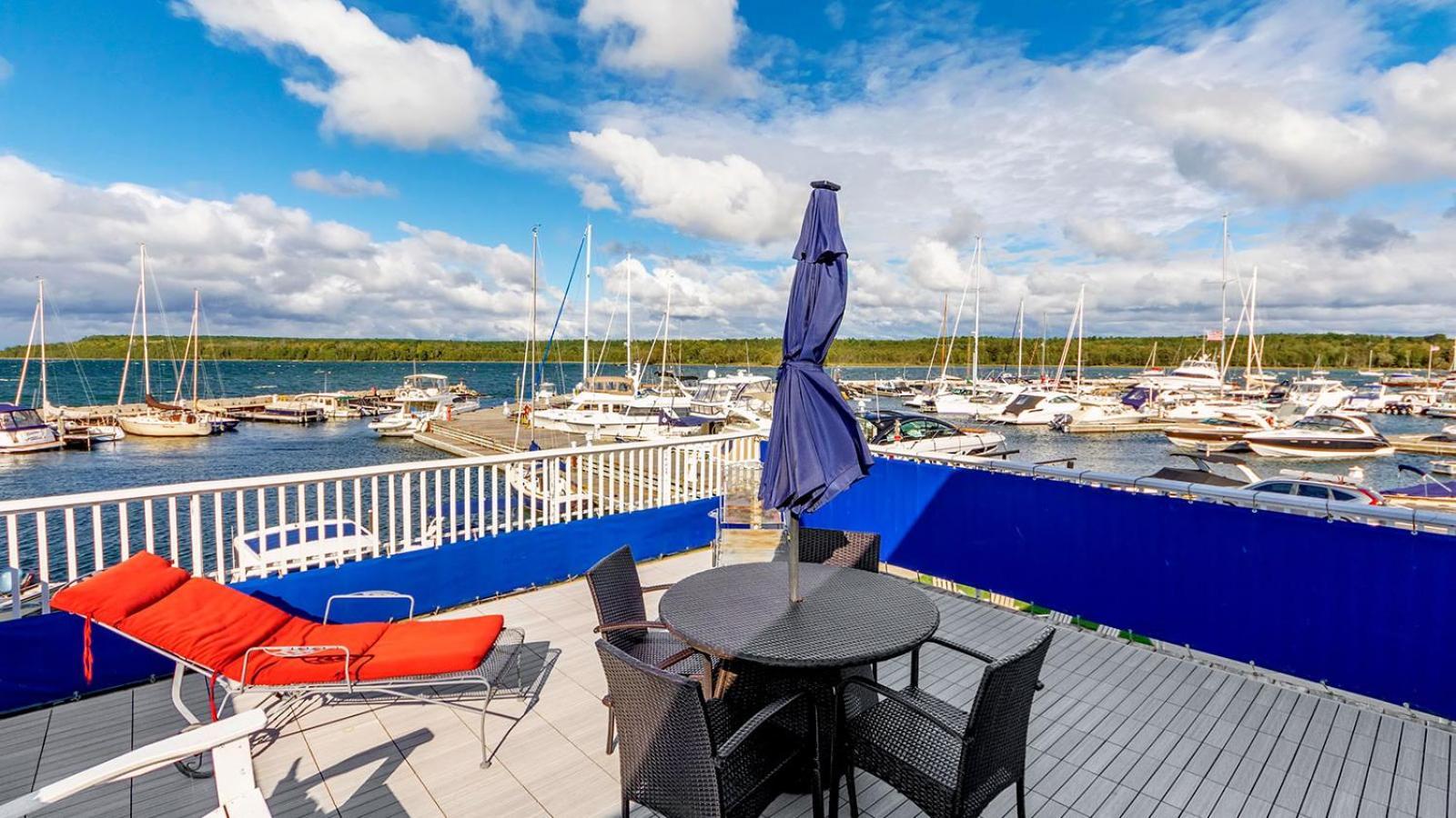 Harbor Inn
